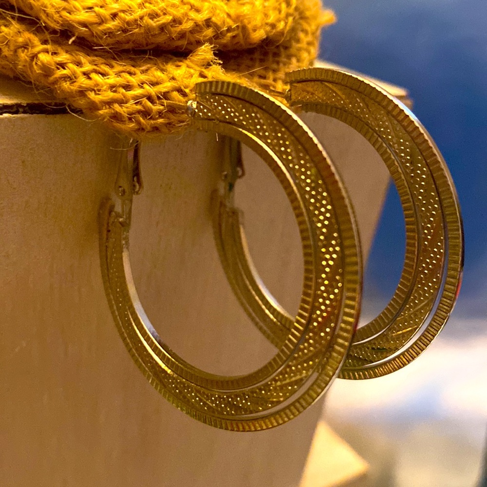 🪙 Silver Textured Hoop Earrings - Picture 7 of 7